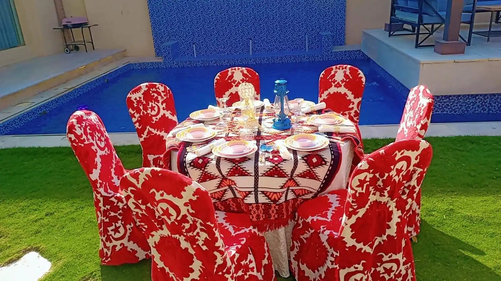 قهوجي مناسبات يقدم القهوة العربية الأصيلة