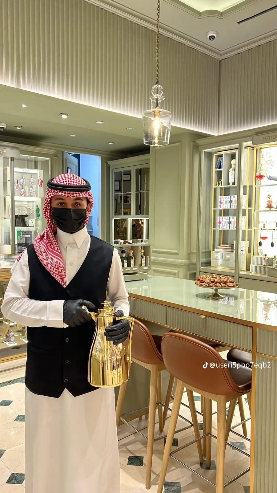 قهوجيين يقدمون الشاى