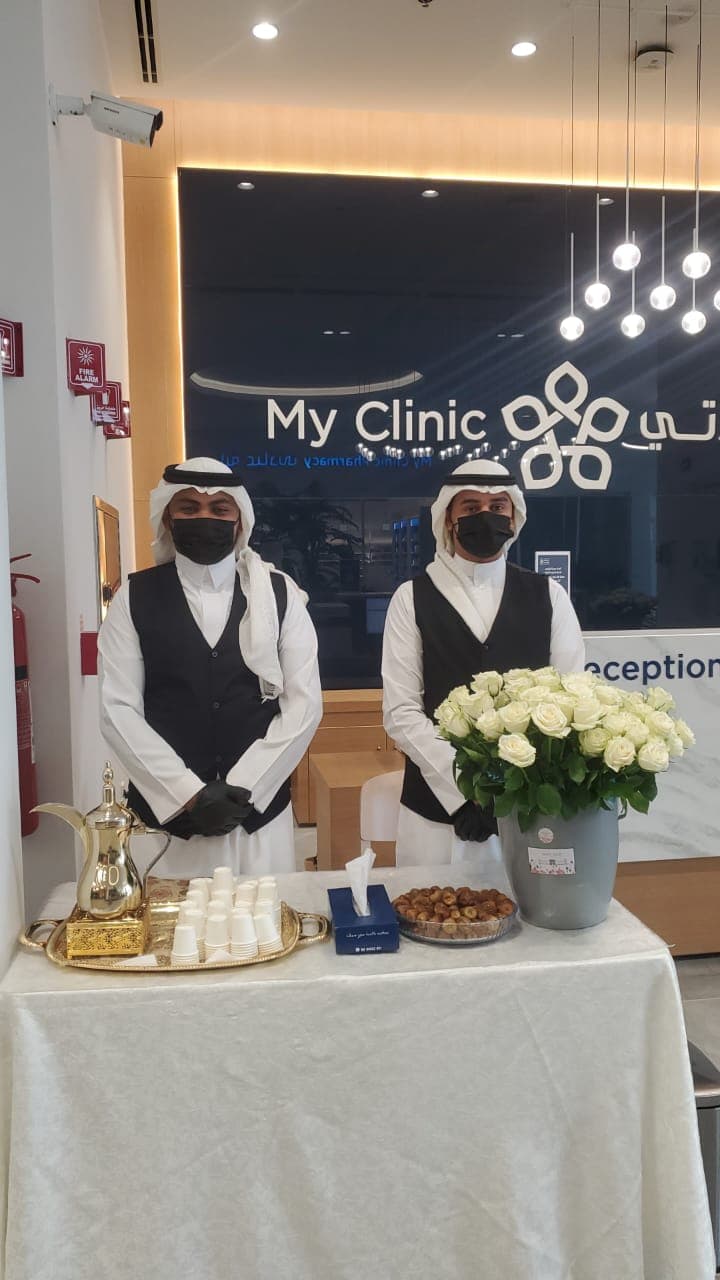 قهوجي سعودي يقدم القهوة العربية بالزي التراثي